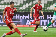Kalahkan Bremen, Bayern...