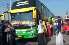 Puluhan Santri dari...