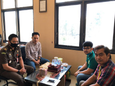 Bayar Denda Rp100 Juta,...