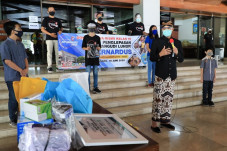 Tiadakan Pesta, Lulusan...