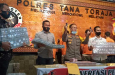 Tipu Ribuan Nasabah,...