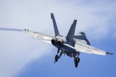Jet Tempur F-18 AS Berbasis...