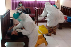Puluhan Tenaga Kesehatan...