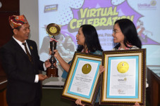 Wisuda Daring ala Unika...