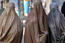 Kisah Wanita yang Memakai...