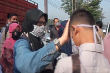 Isak Tangis Iringi Keberangkatan...