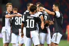 Gebuk Bologna, Juventus...