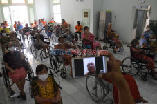 Kesehatan Lansia Perlu...