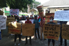 Warga Tegaltirto Tuntut...