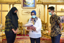 PKK Sulsel Terima Bantuan...