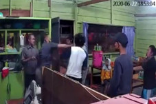 Makan Bakso Tak Bayar,...