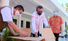 Terharu, Dokter Bambang...