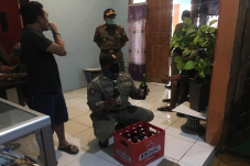 8 Pemandu Lagu Seksi...