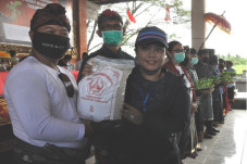 Bupati Eka Bagikan 1...