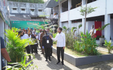 Presiden Jokowi Kunjungi...