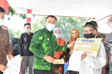 Serahkan BLT Untuk Warga...