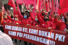 Kader PDIP Datangi Polres...