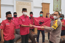 Pembakaran Bendera Partai,...