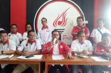 Kecam Pembakaran Bendera...