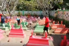 Makam Warna-warni Hilangkan...
