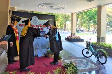 UNS Gelar Wisuda Drive...