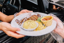 Menikmati Kuliner Dine...