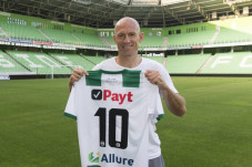 Sudahi Pensiun, Arjen...