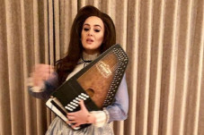 Tunda Album, Adele Desak...