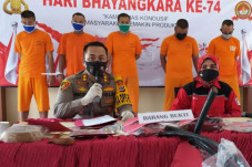 Pakai Identitas Seragam...