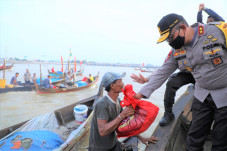 Kapolda Sumut Bagikan...