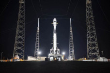 SpaceX Bersiap Luncurkan...