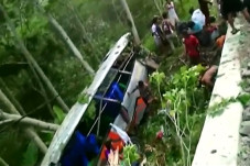 Bus Angkut Pelajar Terjun...