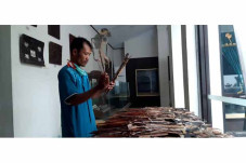 Tradisi Bersihkan Wayang...