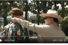 Prabowo Rapikan Kerah...