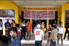 Tolak Ridwan Zakaria,...
