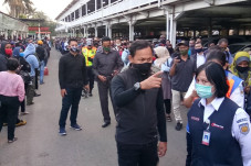 Antrean Penumpang di...