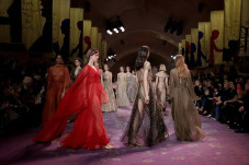 Dior Luncurkan Koleksi...