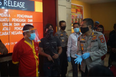 Pemuda Ancam Polisi...
