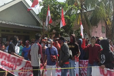 Ratusan Warga Demo Minta...