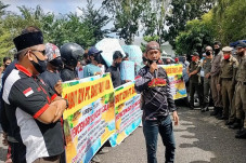 Ratusan Warga OKU Emosi...