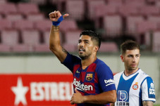 Luis Suarez Tak Peduli...