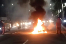 Motor Terbakar di Jalan...