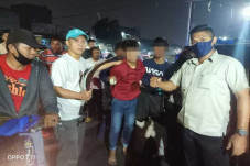 2 Remaja Bercelurit...