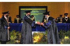 UNY Anugerahkan Gelar...