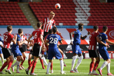 Tiga Gol Sheffield Permalukan...