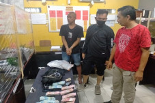 Gasak Uang Juragan Emas,...