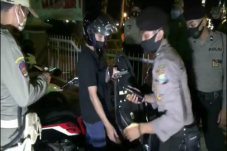 Razia Masker, Petugas...