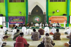 200 Kiai Gresik Hadiri...