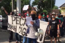 Warga Cegeran Desak...