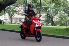 Dalam Dua Tahun, Motor...